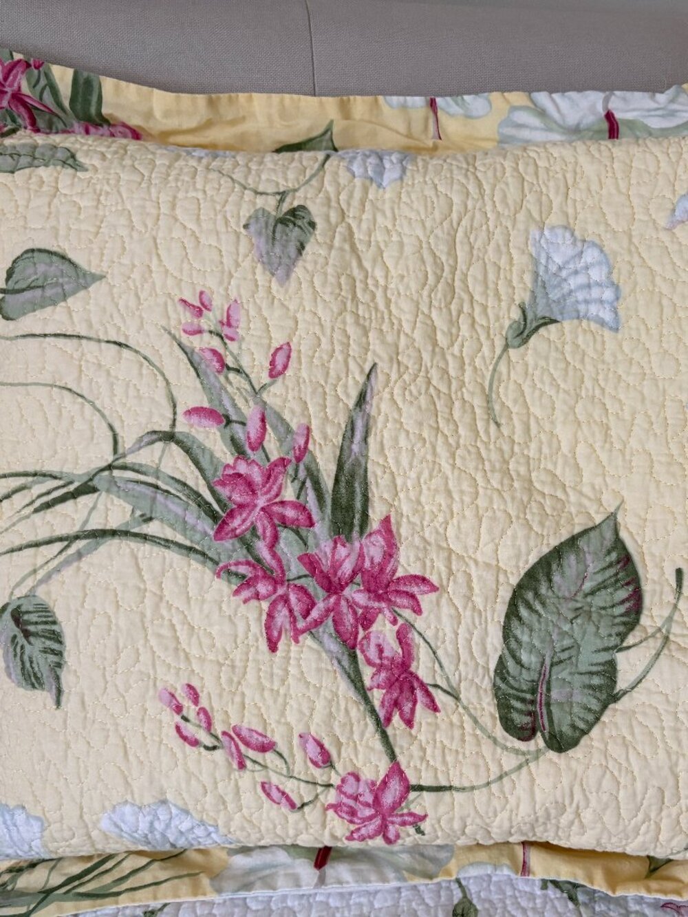 Reversible 100% cotton twin bedspread with 2 pillow shams and 2 throw pillows